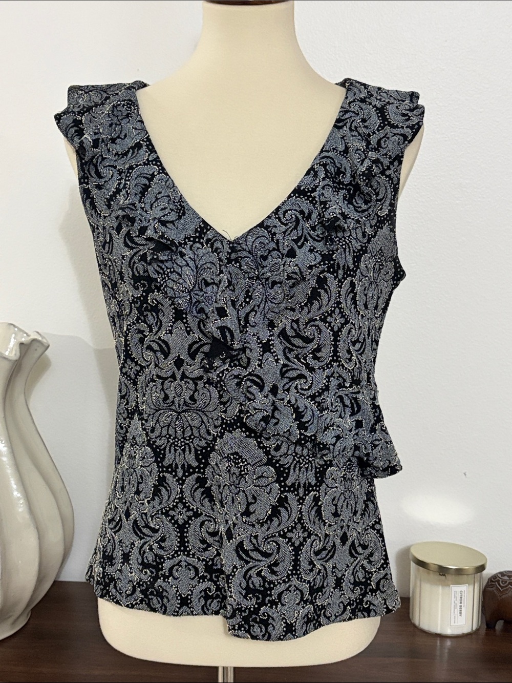 Xscape Black & Gray Paisley‎ V-Neck Sleeveless Top Size Large